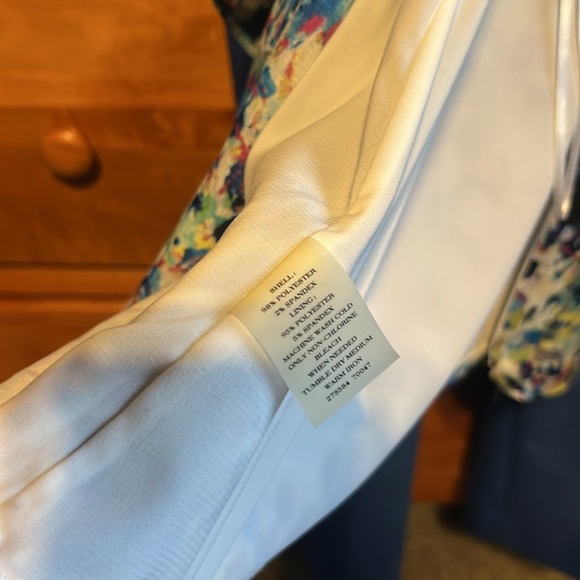 Ann Taylor size 2 beautiful top! Ruffle down front. Sleeveless. - Picture 6 of 6